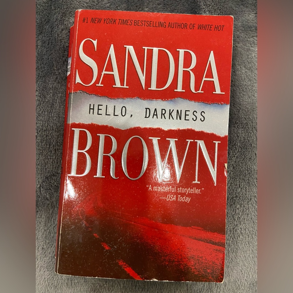Hello Darkness - Sandra Brown